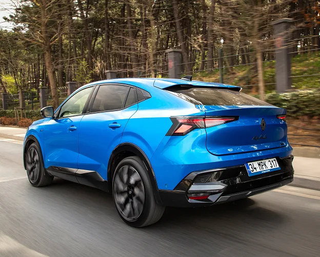 Deux SUV Renault Arkana (orange et blanc) sur une rue pavée à Brissac Quince dans le Maine-et-Loire 49