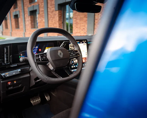 Intérieur de voiture moderne avec volant, écran tactile et lumière ambiante rouge à Brissac Quince dans le Maine-et-Loire 49