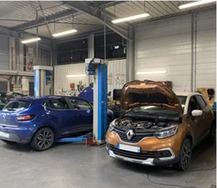 Deux voitures dans un garage de réparation, une sur un pont élévateur à Brissac Quince dans le Maine-et-Loire 49
